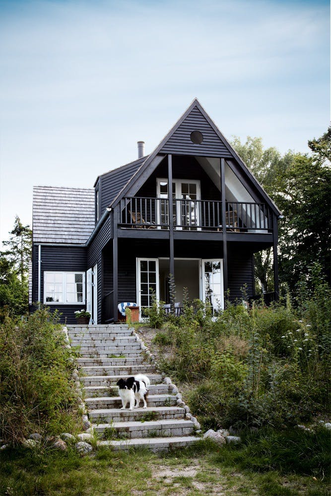 10 Gorgeous, Black Home Exteriors! From cottages to Victorian homes, these black houses are stunning.

Miranda Schroeder Blog | https://mirandaschroeder.com