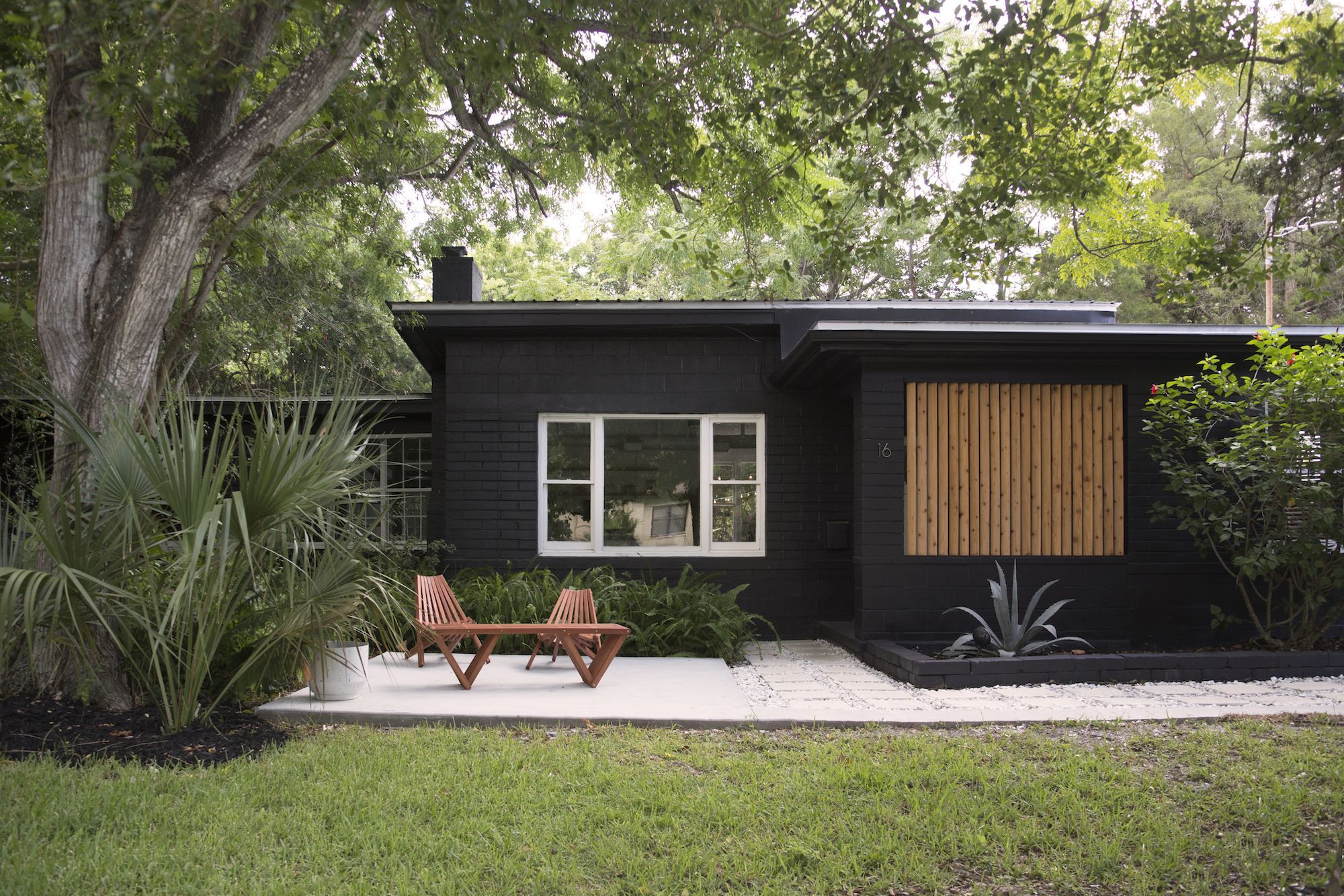 10 Gorgeous, Black Home Exteriors