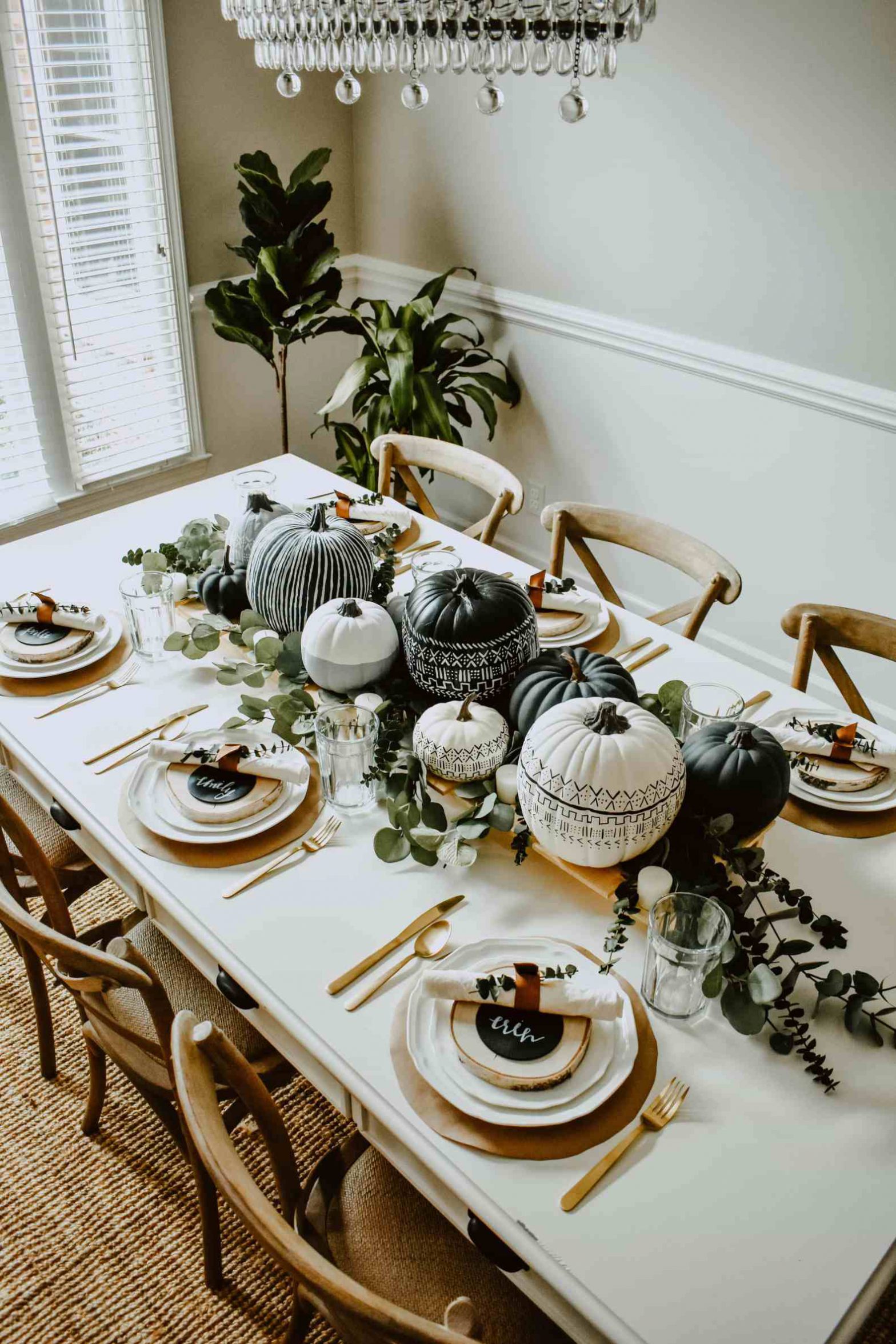 Thanksgiving Tablescapes: Unique, Modern & Moody Fall Place Settings