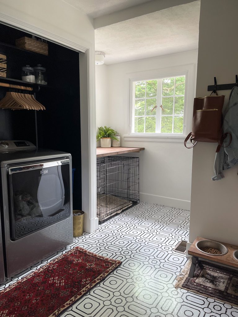 Classic Black and White Laundry Room Makeover with Vinyl Tiles | Miranda Schroeder Blog 

www.mirandaschroeder.com